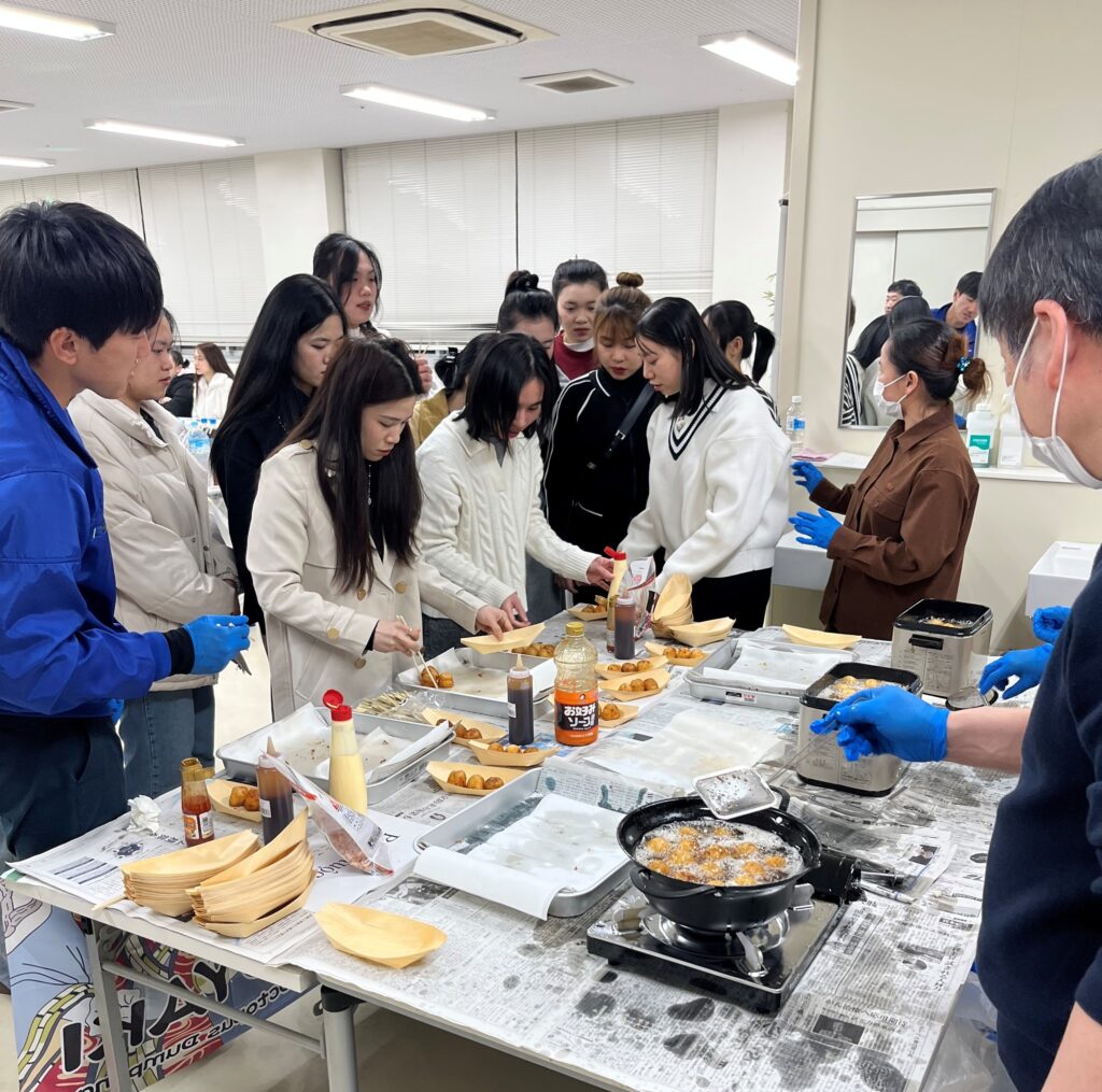 たこ焼きを揚げている写真